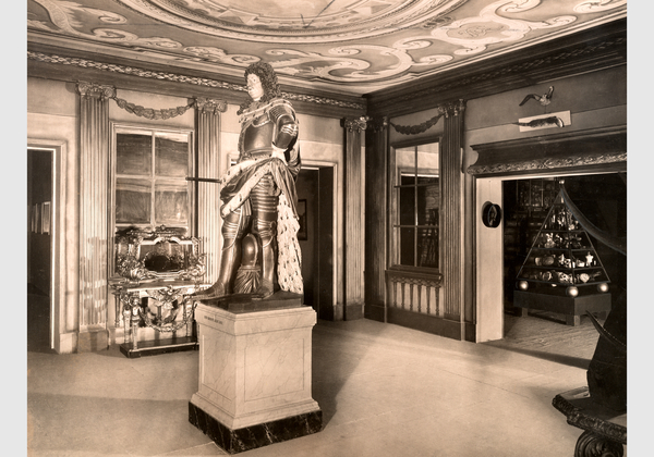 Reconstruction of the former Instrument Cabinet of the Kunstkammer in the exhibition halls at the Radio Tower, photo by Gustav Schwarz, 1930. Staatliche Museen zu Berlin, Zentralarchiv, Ident.Nr. ZA 2.20./01268.
